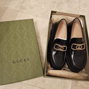 Gucci Women's Black Leather Loafers with Gold Accent Size 7.5